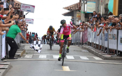 NATALIA MUÑOZ A SOULEVÉ SES ARMES À ANSERMA APRÈS LA VICTOIRE DE LA TROISIÈME ÉTAPE DU RETOUR À LA COLOMBIE FEMENINA UCI 2.2