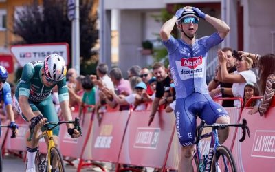 Kaden Groves le gana el duelo a Wout van Aert en la etapa 14 de la Vuelta a España