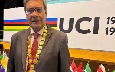 UCI decorates Mauricio Vargas president of the Colombian Cycling Federation