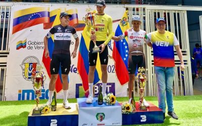 Walter Vargas levanta el trofeo de campeón general en la Vuelta a Venezuela